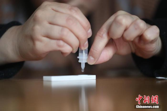 感染新冠病毒员工居家按病假开云 开云体育官网算薪酬？律师：工资应正常支付(图2)